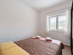 Simplistic Apartment in Neviđane near Sea Beach