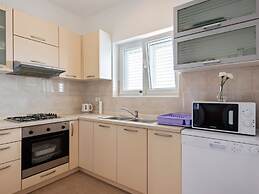 Simplistic Apartment in Neviđane near Sea Beach