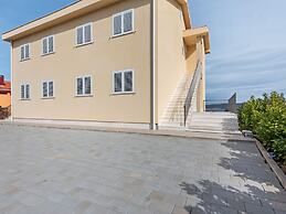 Simplistic Apartment in Neviđane near Sea Beach