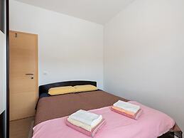 Simplistic Apartment in Neviđane near Sea Beach