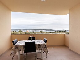 Simplistic Apartment in Neviđane with Balcony