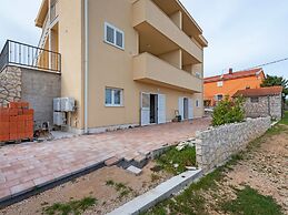 Simplistic Apartment in Neviđane with Balcony