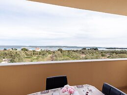 Simplistic Apartment in Neviđane with Balcony