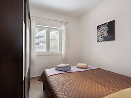 Simplistic Apartment in Neviđane with Balcony