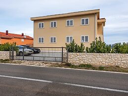 Simplistic Apartment in Neviđane with Balcony