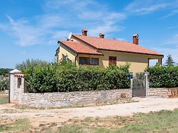 Secluded Apartment in Poreč with Garden