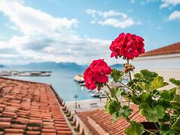 Astra Holiday Home in Aegina Island With Gorgeous Sunset Views