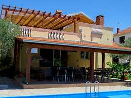 Fabulous Holiday Home in Pakostane With Swimming Pool
