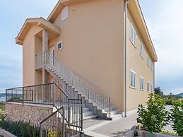 Simplistic Apartment in Neviđane near Sea