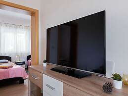 Simplistic Apartment in Neviđane near Sea