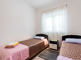 Simplistic Apartment in Neviđane near Sea