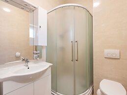 Simplistic Apartment in Neviđane near Sea