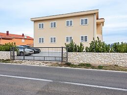Simplistic Apartment in Neviđane near Sea