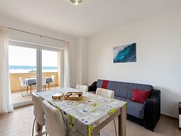 Simplistic Apartment in Neviđane near Sea