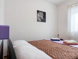 Simplistic Apartment in Neviđane near Sea