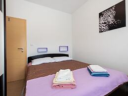 Simplistic Apartment in Neviđane near Sea