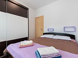 Simplistic Apartment in Neviđane near Sea