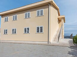 Simplistic Apartment in Neviđane near Sea