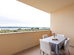 Simplistic Apartment in Neviđane near Sea