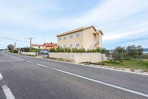 Simplistic Apartment in Neviđane near Sea
