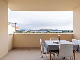 Simplistic Apartment in Neviđane near Sea