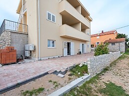 Simplistic Apartment in Neviđane near Sea