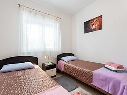 Simplistic Apartment in Neviđane near Sea