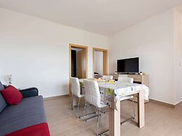 Simplistic Apartment in Neviđane near Sea