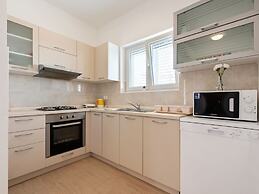 Simplistic Apartment in Neviđane near Sea