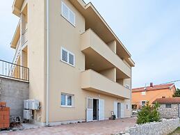 Simplistic Apartment in Neviđane near Sea