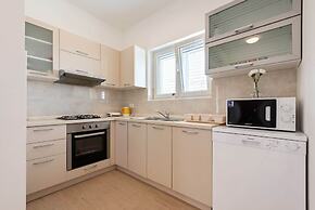 Simplistic Apartment in Neviđane near Sea
