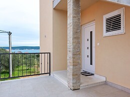 Simplistic Apartment in Neviđane near Sea