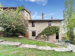 Cozy Cottage With Pool in Assisi