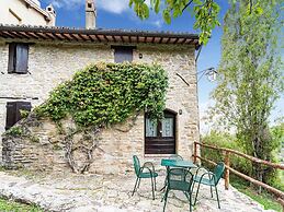 Cozy Cottage With Pool in Assisi