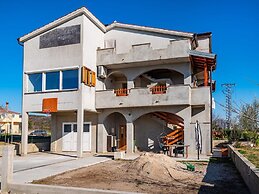 Delightful Apartment in Radovin With Garden