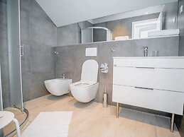 Lovely Holiday Home in Lovinac With Garden