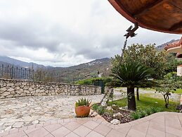 Valley View Villa in San Mango D'aquino with Hot Tub