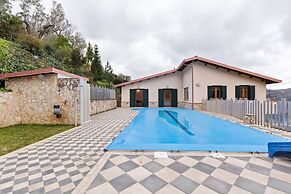 Valley View Villa in San Mango D'aquino with Hot Tub