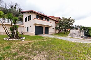 Valley View Villa in San Mango D'aquino with Hot Tub