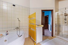 Valley View Villa in San Mango D'aquino with Hot Tub