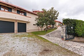Valley View Villa in San Mango D'aquino with Hot Tub