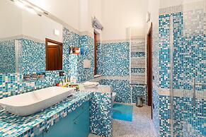 Valley View Villa in San Mango D'aquino with Hot Tub
