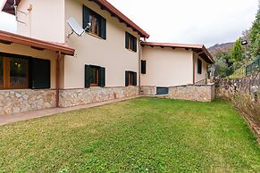 Valley View Villa in San Mango D'aquino with Hot Tub