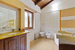 Valley View Villa in San Mango D'aquino with Hot Tub