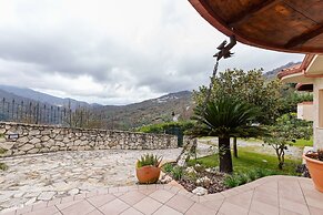 Valley View Villa in San Mango D'aquino with Hot Tub