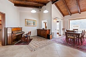Valley View Villa in San Mango D'aquino with Hot Tub