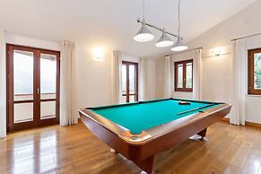Valley View Villa in San Mango D'aquino with Hot Tub