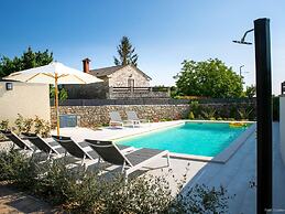 Adorable Holiday Home With Pool and Terrace