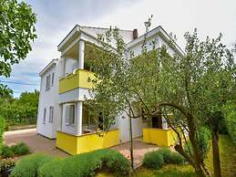 Homely Apartment in Sukošan near Sea