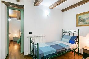 Vittorio Emanuele & Via Roma Colorful Apartment